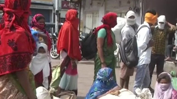 पिछले साल वाले Lockdown जैसा नजारा दिखा नागपुर में, बस अड्डे पर जमा हुए प्रवासी मजदूर पिछले साल वाले Lockdown जैसा नजारा दिखा नागपुर में, बस अड्डे पर जमा हुए प्रवासी मजदूर