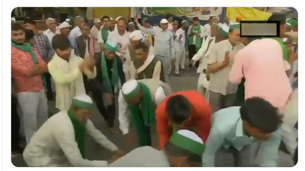 farmers celebrate holi at ghazipur border farmers celebrate holi at ghazipur border
