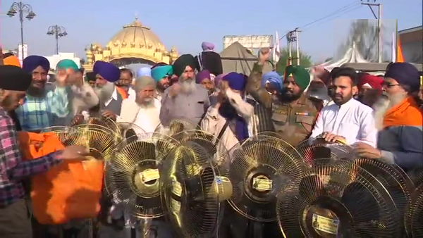 farmers movement: People from Punjab are now reaching Delhi border by carrying cooler-fans on tractors farmers movement: People from Punjab are now reaching Delhi border by carrying cooler-fans on tractors