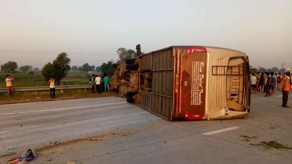 double decker bus overturned on Agra Lucknow Expressway double decker bus overturned on Agra Lucknow Expressway