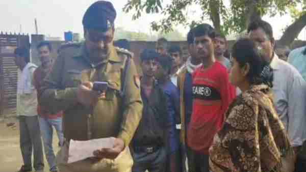 Firozabad News: poster at house for marry to elder sister after kidnapping of 6 year old girl Firozabad News: poster at house for marry to elder sister after kidnapping of 6 year old girl