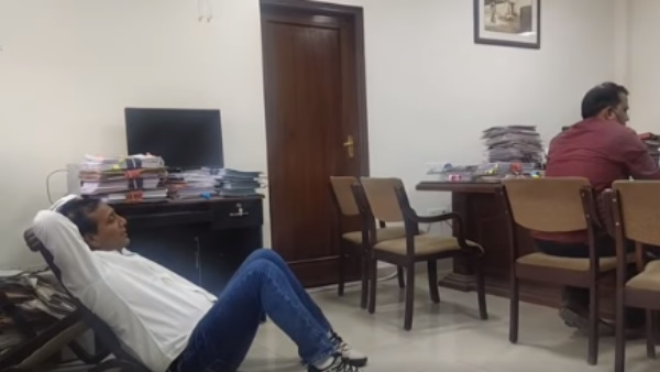 Udaipurwati MLA Rajendra Singh Gudha sit on ground front of PHED Officers in jal bhawan jaipur Udaipurwati MLA Rajendra Singh Gudha sit on ground front of PHED Officers in jal bhawan jaipur