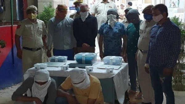 दिल्ली पुलिस ने लुटेरों के एक ऐसे गैंग का पर्दाफाश किया है जो बिल्कुल फिल्मी स्टाइल में लोगों को लूटा करता था। सबकुछ वैसे ही जैसे फिल्मों में होता है। दिल्ली पुलिस ने लुटेरों के एक ऐसे गैंग का पर्दाफाश किया है जो बिल्कुल फिल्मी स्टाइल में लोगों को लूटा करता था। सबकुछ वैसे ही जैसे फिल्मों में होता है।