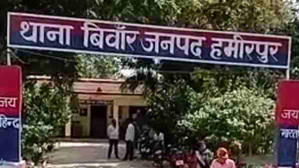 Hamirpur: Son kills father with knife, mother and younger brother also attacked Hamirpur: Son kills father with knife, mother and younger brother also attacked