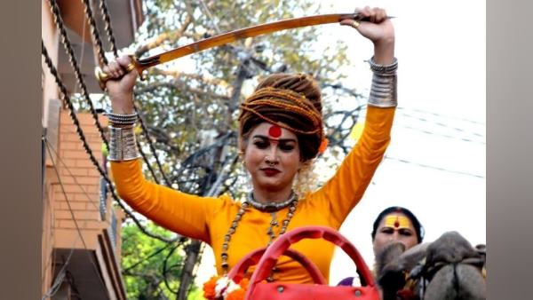 लोगों ने किन्नरों पर बरसाए फूल