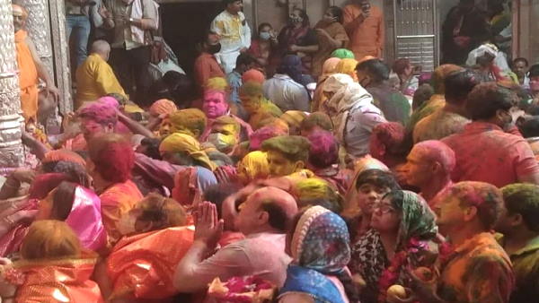 Video: People celebrate Holi in Vrindavan Banke Bihari Temple | holi 2021 latest news Video: People celebrate Holi in Vrindavan Banke Bihari Temple | holi 2021 latest news