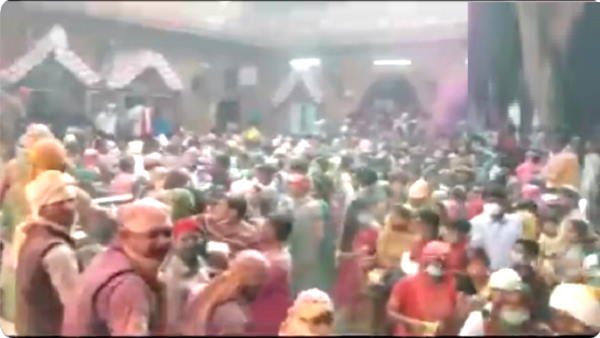 Video: People celebrate Holi in Vrindavan Banke Bihari Temple | holi 2021 latest news Video: People celebrate Holi in Vrindavan Banke Bihari Temple | holi 2021 latest news