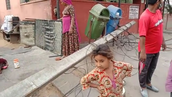 Overload truck broke electric poles in Jaipur Fifty houses damaged Overload truck broke electric poles in Jaipur Fifty houses damaged