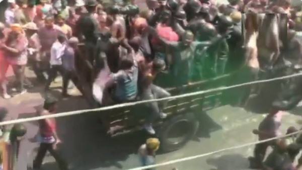WATCH: Shahjahanpur people playing Holi with shoes in Uttar Pradesh, video goes to viral WATCH: Shahjahanpur people playing Holi with shoes in Uttar Pradesh, video goes to viral