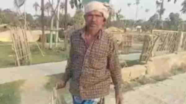 Bihar News: helpless father Walked 3 km on foot carrying the body of son Bihar News: helpless father Walked 3 km on foot carrying the body of son