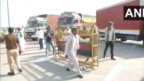 Farmers Protest Gautam Buddh Nagar Traffic movement resumes at Eastern Peripheral Expressway Farmers Protest Gautam Buddh Nagar Traffic movement resumes at Eastern Peripheral Expressway