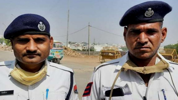 Kota Traffic policemen saved their life of Old Woman Kota Traffic policemen saved their life of Old Woman