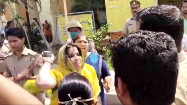 Mathura News: clashes between BJP and RSS workers and policemen Mathura News: clashes between BJP and RSS workers and policemen