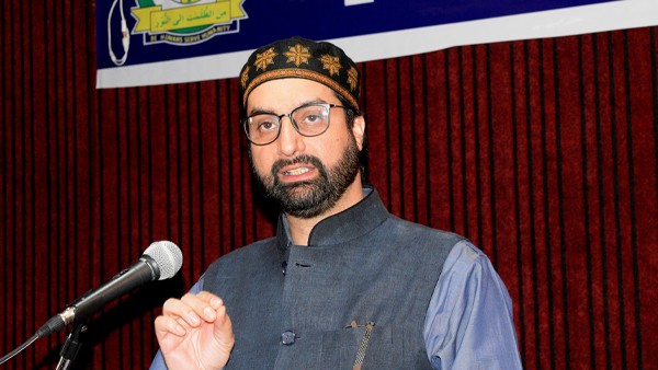 20 महीने से नजरबंद अलगाववादी नेता मीरवाइज उमर फारूक रिहा, मुफ्ति ने जताई खुशी 20 महीने से नजरबंद अलगाववादी नेता मीरवाइज उमर फारूक रिहा, मुफ्ति ने जताई खुशी
