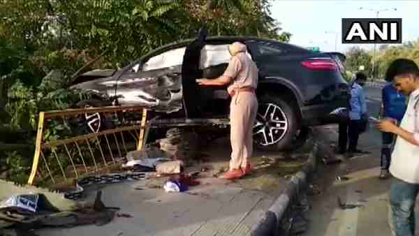 Mohali News: A speeding Mercedes car killed three people Mohali News: A speeding Mercedes car killed three people
