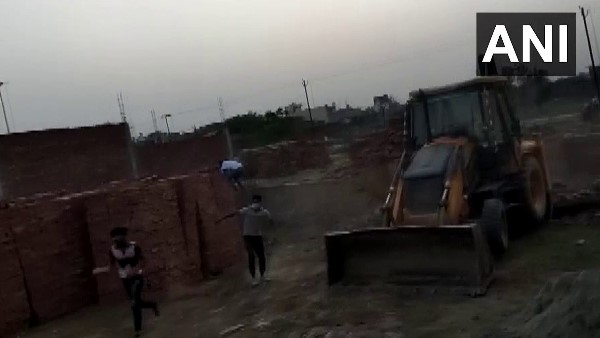 Moradabad Locals threw stones on district administration team during anti encroachment drive Moradabad Locals threw stones on district administration team during anti encroachment drive