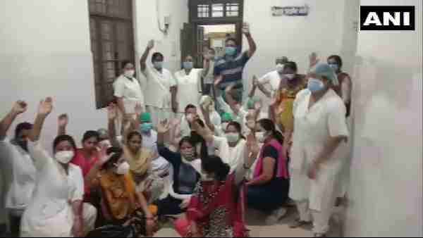 a junior doctor locked the nurse in the room and slapped her at Moti Lal Nehru Medical College a junior doctor locked the nurse in the room and slapped her at Moti Lal Nehru Medical College