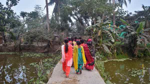 खेतों को बना रहे हैं कृत्रिम तालाब