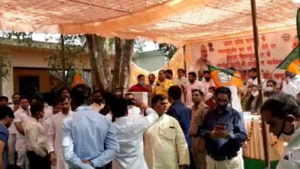 greater noida bisahda villagers raised slogans against bjp leaders greater noida bisahda villagers raised slogans against bjp leaders
