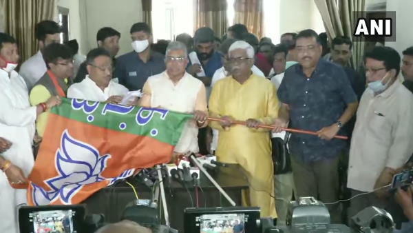 West Bengal assembly elections 2021, TMC Councillors from Asansol and Bidhannagar join bjp, Kolkata, West Bengal, TMC, Asansol, Bidhannagar, Debasish Jana, joined BJP, पश्चिम बंगाल, कोलकाता, टीएमसी, भाजपा West Bengal assembly elections 2021, TMC Councillors from Asansol and Bidhannagar join bjp, Kolkata, West Bengal, TMC, Asansol, Bidhannagar, Debasish Jana, joined BJP, पश्चिम बंगाल, कोलकाता, टीएमसी, भाजपा