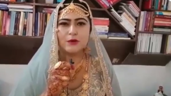 सोना-चांदी नहीं पति से मांगी किताबें