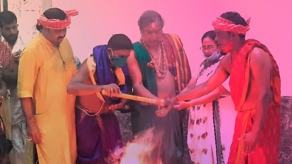 क्या भाजपा को उसकी पिच पर बैटिंग का ऑफर दे रही है टीएमसी?