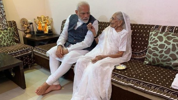 PM मोदी की मां हीराबेन को लगाई गई कोरोना वैक्सीन की पहली डोज PM मोदी की मां हीराबेन को लगाई गई कोरोना वैक्सीन की पहली डोज