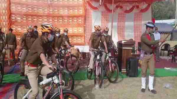Kumbh Mela 2021: police Special cycle squad will keep an eye on the narrow streets and roads Kumbh Mela 2021: police Special cycle squad will keep an eye on the narrow streets and roads