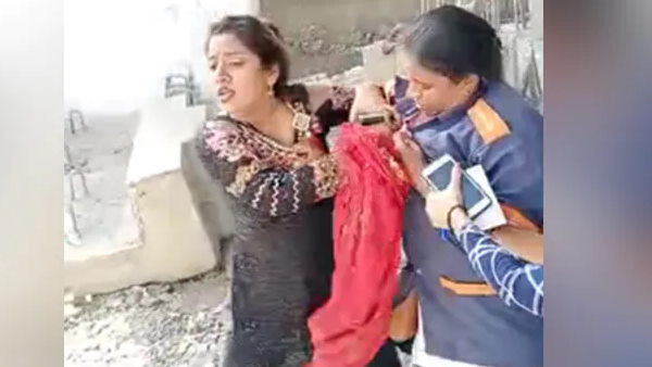 municipal worker in Mumbai punched and slapped by woman after she was stopped for not wearing mask municipal worker in Mumbai punched and slapped by woman after she was stopped for not wearing mask