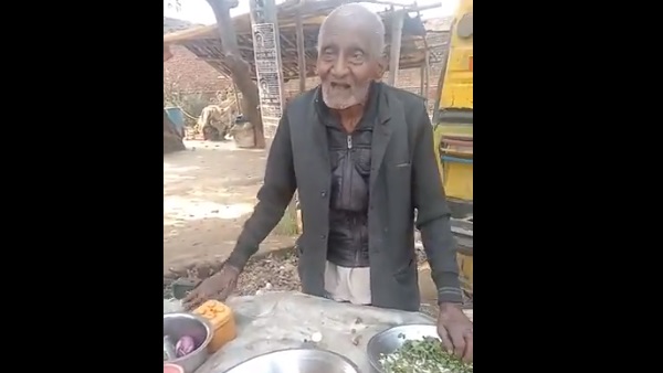 डीएम ने किया बुजुर्ग को सम्मानित