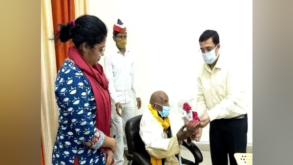 डीएम ने कहा- आत्मनिर्भर बने रहें, इसलिए लगाते हैं चने की दुकान