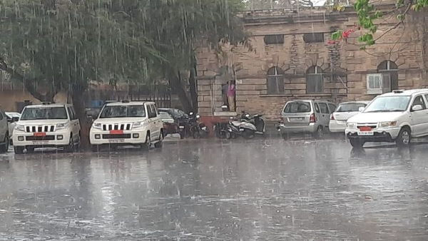 बूंदाबांदी होने के कारण वे एक छप्पर में बैठ गए