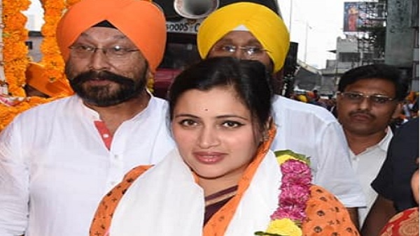 विधायक रवि राणा से की है शादी