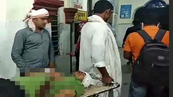 पोल से टकराई कार
