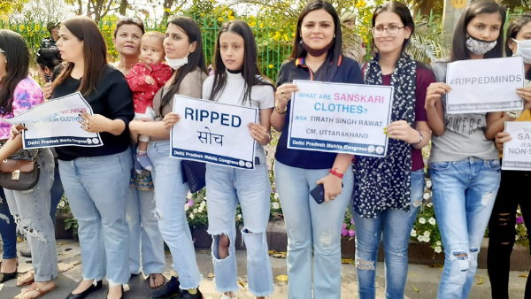 Women Congress hold unique protest on Tirath singh rawats statement of ripred jeans in delhi Women Congress hold unique protest on Tirath singh rawats statement of ripred jeans in delhi