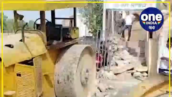 मंदिर की मैन गेट के साथ दीवार भी टूट गई