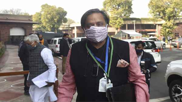 अपनी अंग्रेजी की तारीफ करने वाले ऐप को थरूर ने धमकाया