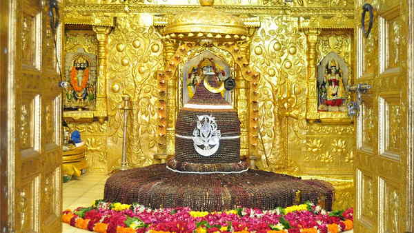शिखर में 1250 कलश, जिन्हें सोने से मढ़ा गया