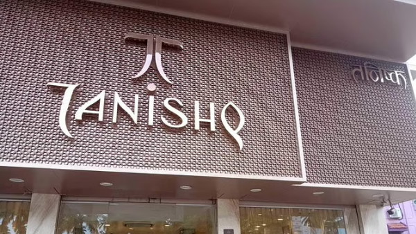 Two women missing gold chain from Tanishq showroom CCTV incarceration Two women missing gold chain from Tanishq showroom CCTV incarceration