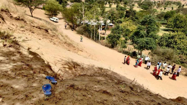 चौथा बच्चा दूर खड़ा देख रहा था हादसा
