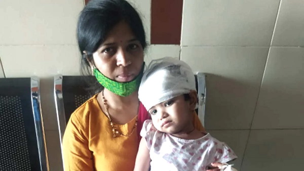 ट्रेन से नीचे गिरी 3 साल की बच्ची