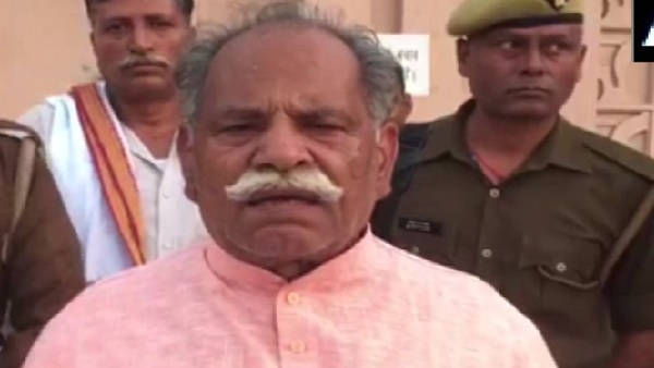 वो बहुत पैसे वाले इंसान, कहीं भी जा सकते हैं वो बहुत पैसे वाले इंसान, कहीं भी जा सकते हैं