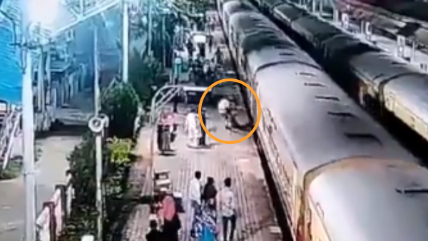 ट्रेन और प्लेटफार्म के बीच शख्स फंसा