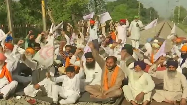 32 स्थानों पर ट्रेन सेवाएं प्रभावित: भारतीय रेलवे 32 स्थानों पर ट्रेन सेवाएं प्रभावित: भारतीय रेलवे