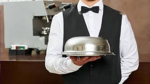 वेटर्स की ड्रेस पर संग्राम