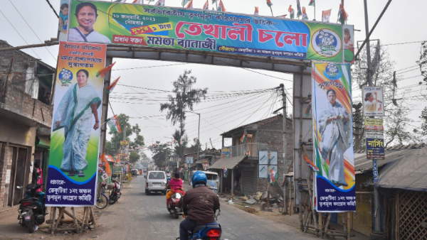 टीएमसी के नारे 'बंगला निजेर मेयेकी चाय' को खूब चलाएं
