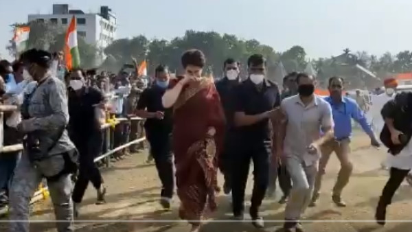 साड़ी में दौड़ती नजर आईं प्रियंका गांधी