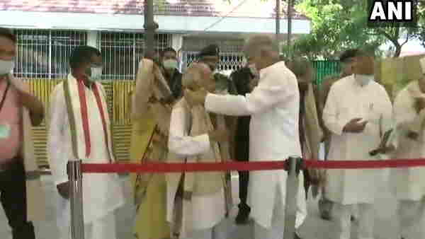 Bhupesh Baghel felicitates the delegation for release of cobra soldier Bhupesh Baghel felicitates the delegation for release of cobra soldier