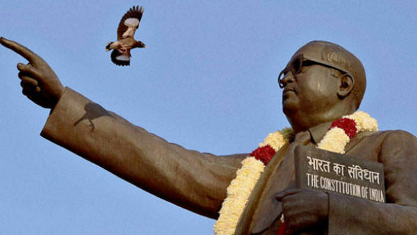 पूरे देश में आज संविधान निर्माता और भारत रत्न बाबा साहेब बीआर अंबेडकर की जयंती मनाई जा रही है। इस खास अवसर पर पीएम मोदी ने उन्हें याद करते हुए ट्वीट किया है। उन्होंने अपने ट्वीट में लिखा है कि भारत रत्न डॉ बाबा साहेब अंबेडकर को उनकी जयंती पर शत-शत नमन। समाज के वंचित वर्गों को मुख्यधारा में लाने के लिए किया गया उनका संघर्ष हर पीढ़ी के लिए एक मिसाल बना रहेगा, उनके विचार और आदर्श भारत के लाखों लोगों को ताकत देते रहते हैं। राष्ट्रपति रामनाथ कोविंद ने भी बाबा साहेब को याद करते हुए ट्वीट किया है कि भारतीय संविधान के प्रमुख शिल्पी, बाबासाहब डॉक्टर भीमराव आंबेडकर की जयंती पर उन्हें श्रद्धांजलि! डॉ आंबेडकर ने समतामूलक न्यायपूर्ण समाज बनाने के लिए आजीवन संघर्ष किया। आज हम उनके जीवन तथा विचारों से शिक्षा ग्रहण करके उनके आदर्शों को अपने आचरण में ढालने का संकल्प लें। गौरतलब है कि बीआर अंबेडकर के बचपन का नाम भीमराव रामजी सकपाल था, जो कि उनके पिता ने स्कूल में लिखवाया था, भीमराव की प्रतिभा से प्रभावित होकर शिक्षक कृष्ण केशव ने उन्हें अपना सरनेम दिया था। अंबेडकर हिंदू महार जाति से संबंध रखते थे, जो अछूत कहे जाते थे और उनके साथ सामाजिक और आर्थिक रूप से गहरा भेदभाव किया जाता था। बाबा साहब ने देश में बौद्ध आंदोलन को चलाया। अंबेडकर को भारतीय बौद्ध भिक्षुओं ने बोधिसत्व की उपाधि प्रदान की थी तो वहीं उन्हें लंदन विश्वविद्यालय द्वारा डॉक्टर ऑफ साईंस से भी नवाजा गया था। संविधान निर्माता अंबेडकर को 31 मार्च 1990 को मरणोपरांत सर्वोच्च नागरिक सम्मान भारत रत्न से सम्मानित किया गया था। अंबेडकर के विचार जीवन लंबा होने के बजाय महान होना चाहिए– डॉ. भीमराव अंबेडकर मुझे वह धर्म पसंद है जो स्वतंत्रता, समानता और बंधुत्व सिखाता है-डॉ. भीमराव अंबेडकर वे इतिहास नहीं बना सकते जो इतिहास को भूल जाते हैं-डॉ. भीमराव अंबेडकर शिक्षित बनो, संगठित रहो और उत्तेजित बनो-डॉ. भीमराव अंबेडकर धर्म मनुष्य के लिए है न कि मनुष्य धर्म के लिए है-डॉ. भीमराव अंबेडकर पूरे देश में आज संविधान निर्माता और भारत रत्न बाबा साहेब बीआर अंबेडकर की जयंती मनाई जा रही है। इस खास अवसर पर पीएम मोदी ने उन्हें याद करते हुए ट्वीट किया है। उन्होंने अपने ट्वीट में लिखा है कि भारत रत्न डॉ बाबा साहेब अंबेडकर को उनकी जयंती पर शत-शत नमन। समाज के वंचित वर्गों को मुख्यधारा में लाने के लिए किया गया उनका संघर्ष हर पीढ़ी के लिए एक मिसाल बना रहेगा, उनके विचार और आदर्श भारत के लाखों लोगों को ताकत देते रहते हैं। राष्ट्रपति रामनाथ कोविंद ने भी बाबा साहेब को याद करते हुए ट्वीट किया है कि भारतीय संविधान के प्रमुख शिल्पी, बाबासाहब डॉक्टर भीमराव आंबेडकर की जयंती पर उन्हें श्रद्धांजलि! डॉ आंबेडकर ने समतामूलक न्यायपूर्ण समाज बनाने के लिए आजीवन संघर्ष किया। आज हम उनके जीवन तथा विचारों से शिक्षा ग्रहण करके उनके आदर्शों को अपने आचरण में ढालने का संकल्प लें। गौरतलब है कि बीआर अंबेडकर के बचपन का नाम भीमराव रामजी सकपाल था, जो कि उनके पिता ने स्कूल में लिखवाया था, भीमराव की प्रतिभा से प्रभावित होकर शिक्षक कृष्ण केशव ने उन्हें अपना सरनेम दिया था। अंबेडकर हिंदू महार जाति से संबंध रखते थे, जो अछूत कहे जाते थे और उनके साथ सामाजिक और आर्थिक रूप से गहरा भेदभाव किया जाता था। बाबा साहब ने देश में बौद्ध आंदोलन को चलाया। अंबेडकर को भारतीय बौद्ध भिक्षुओं ने बोधिसत्व की उपाधि प्रदान की थी तो वहीं उन्हें लंदन विश्वविद्यालय द्वारा डॉक्टर ऑफ साईंस से भी नवाजा गया था। संविधान निर्माता अंबेडकर को 31 मार्च 1990 को मरणोपरांत सर्वोच्च नागरिक सम्मान भारत रत्न से सम्मानित किया गया था। अंबेडकर के विचार जीवन लंबा होने के बजाय महान होना चाहिए– डॉ. भीमराव अंबेडकर मुझे वह धर्म पसंद है जो स्वतंत्रता, समानता और बंधुत्व सिखाता है-डॉ. भीमराव अंबेडकर वे इतिहास नहीं बना सकते जो इतिहास को भूल जाते हैं-डॉ. भीमराव अंबेडकर शिक्षित बनो, संगठित रहो और उत्तेजित बनो-डॉ. भीमराव अंबेडकर धर्म मनुष्य के लिए है न कि मनुष्य धर्म के लिए है-डॉ. भीमराव अंबेडकर