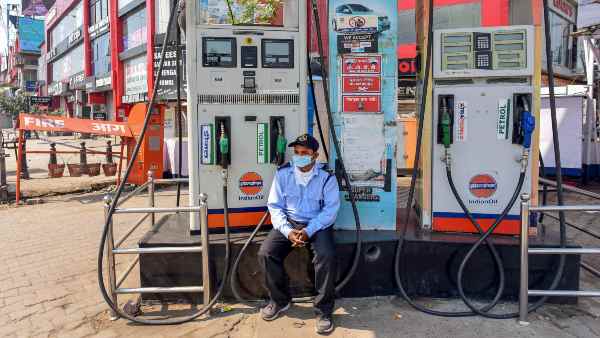 Fuel Rates: कच्चे तेल के दामों में वृद्धि लेकिन नहीं बढ़े देश में पेट्रोल-डीजल के दाम Fuel Rates: कच्चे तेल के दामों में वृद्धि लेकिन नहीं बढ़े देश में पेट्रोल-डीजल के दाम
